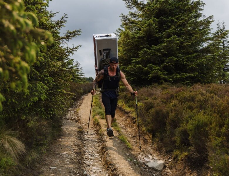 Британець пройшов 112 км з холодильником на спині