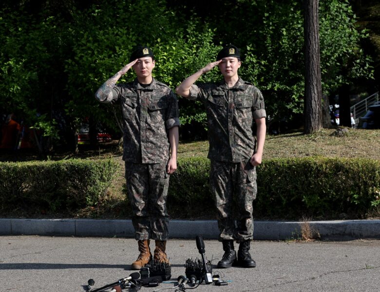 Четверо учасників BTS завершили військову службу