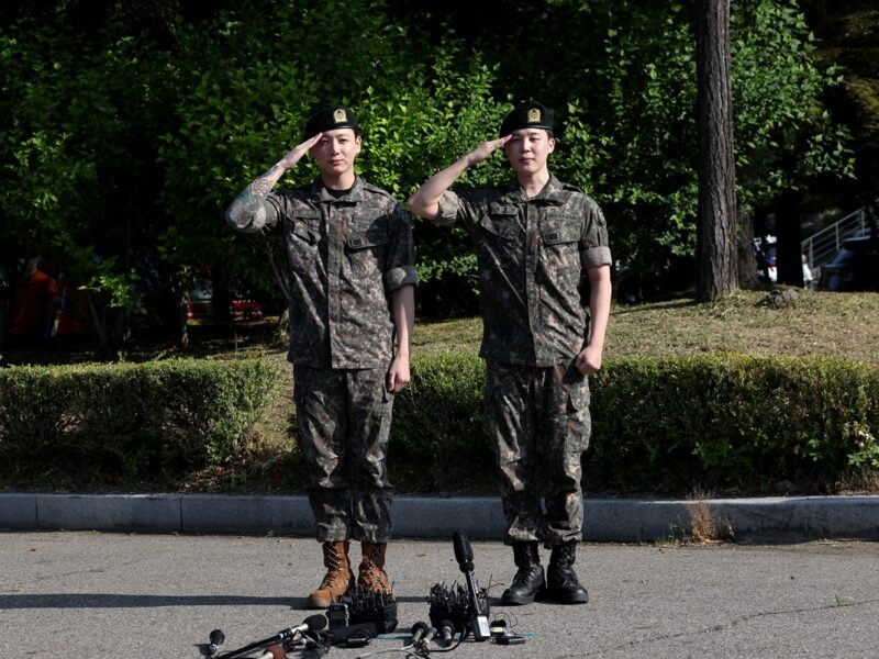 Четверо учасників BTS завершили військову службу