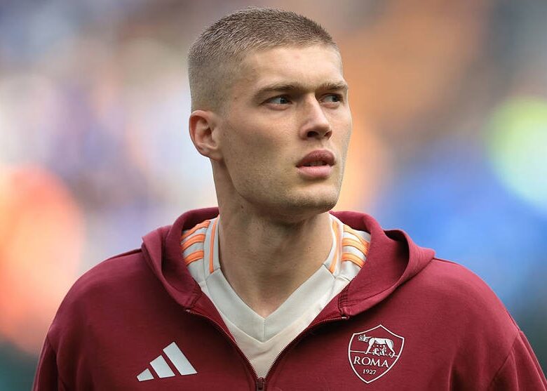 Чим Довбик гірший: колишній захисник Роми висловився щодо нападок на гравця