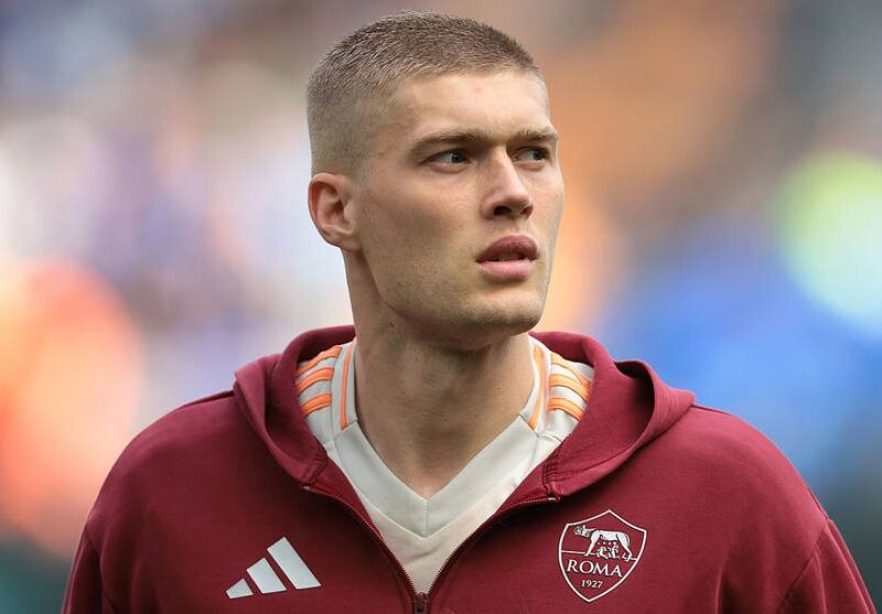 Чим Довбик гірший: колишній захисник Роми висловився щодо нападок на гравця