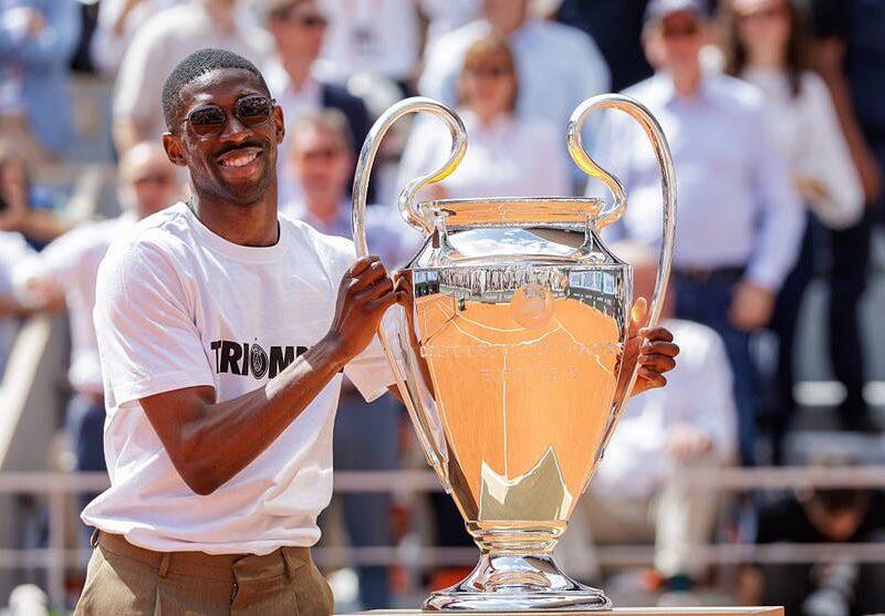 Дембеле презентував єврокубковий трофей на Ролан Гаррос