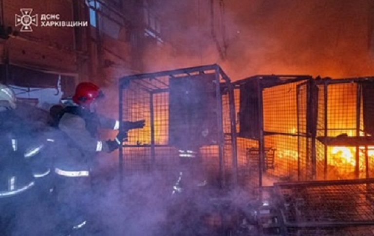 Дрони РФ атакували поштовий термінал у передмісті Харкова, сталась пожежа