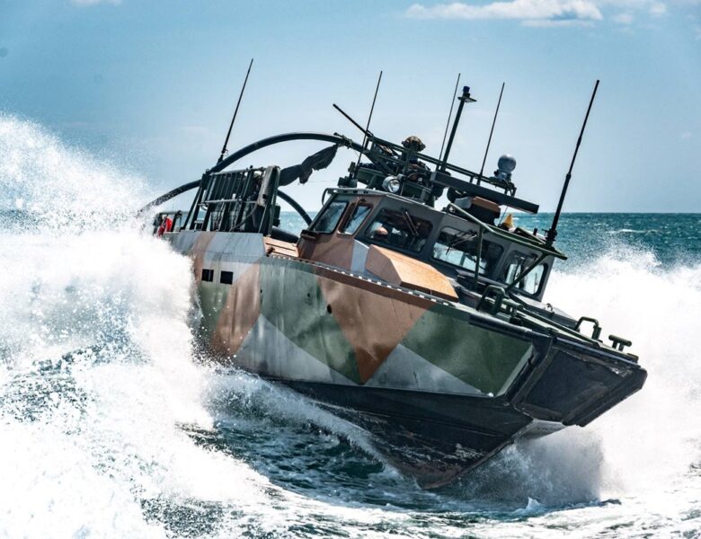 Екіпаж ВМС врятував групу цивільних, яких винесло у відкрите море