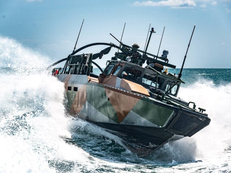 Екіпаж ВМС врятував групу цивільних, яких винесло у відкрите море