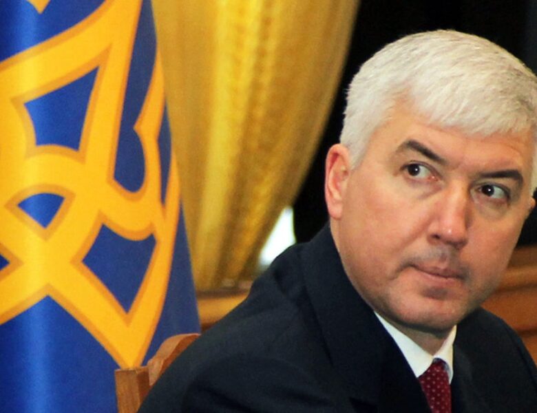 Ексміністрів оборони України підозрюють у зраді