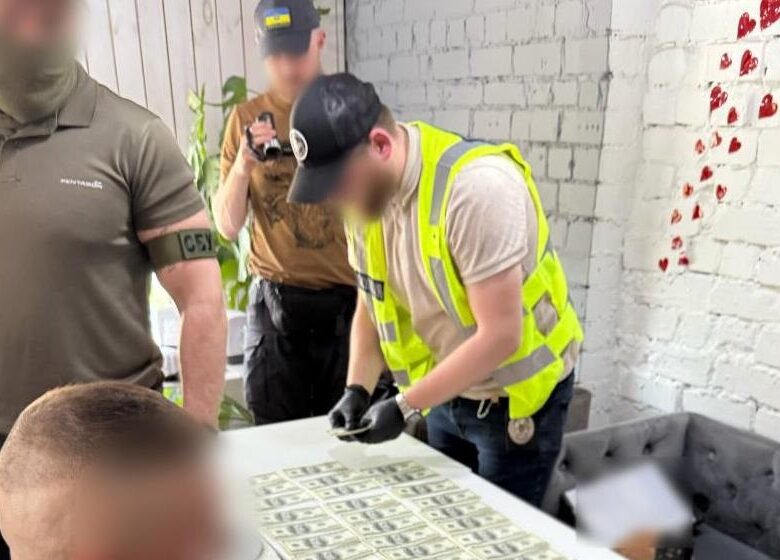 Фіктивний діагноз дружині: у Києві чиновник за гроші допоміг ухилянту