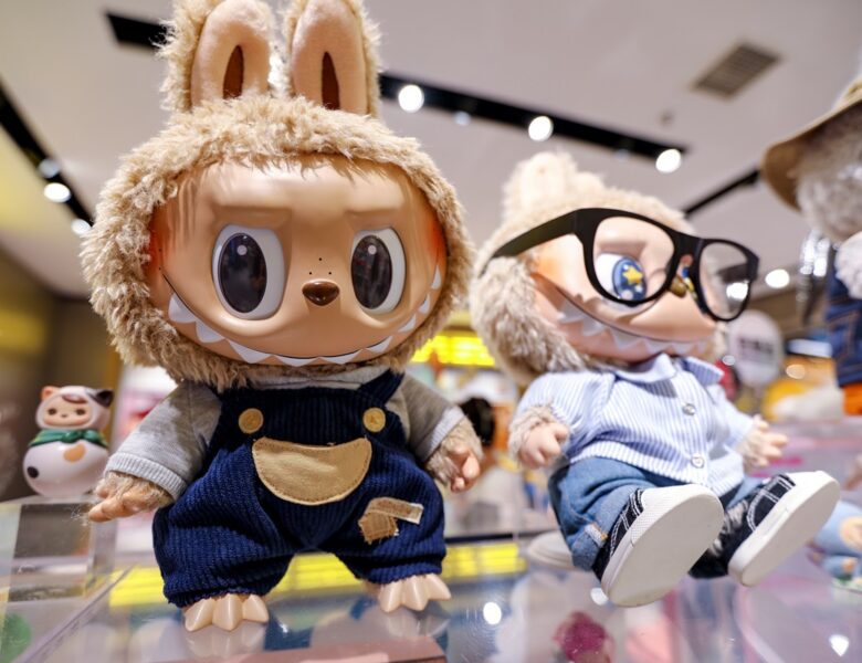 Гігантську іграшку Лабубу продали за рекордну суму