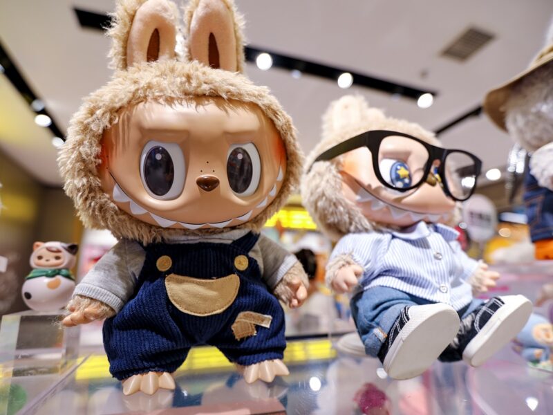 Гігантську іграшку Лабубу продали за рекордну суму