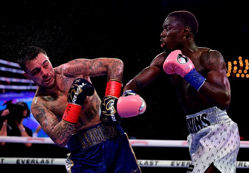 Гітчінс нокаутував Камбососа у своєму першому захисті титулу