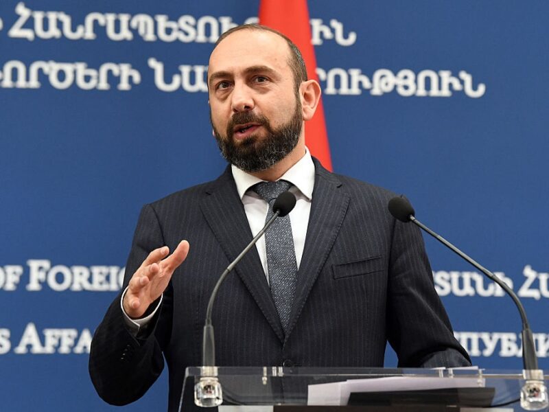 Глава МЗС Вірменії порадив Лаврову не втручатися у справи країни