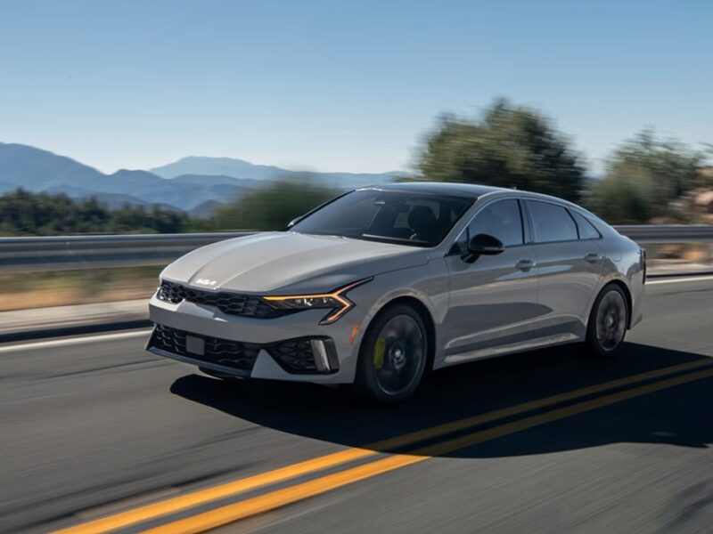 Kia відкликає тисячі K5 через програмне забезпечення з “корейською логікою”