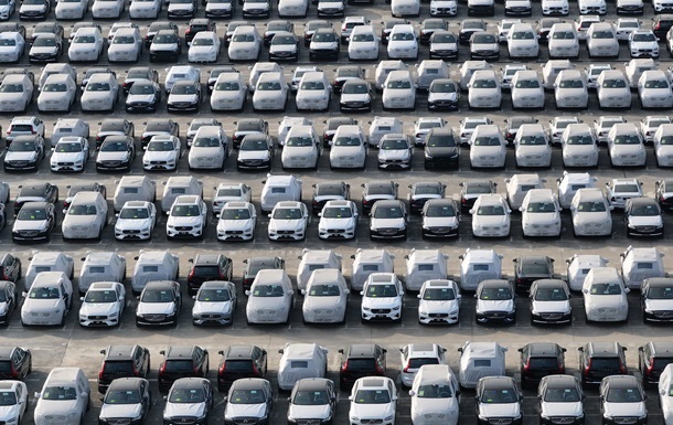 Китайські автодилери просять виробників знизити поставки