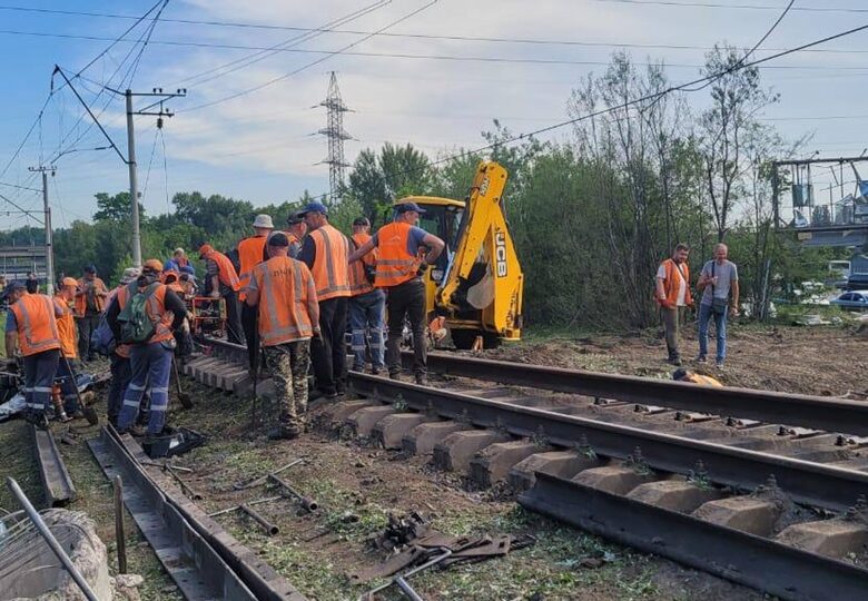 Метро та УЗ відновлюють колії після атаки, змінено маршрути