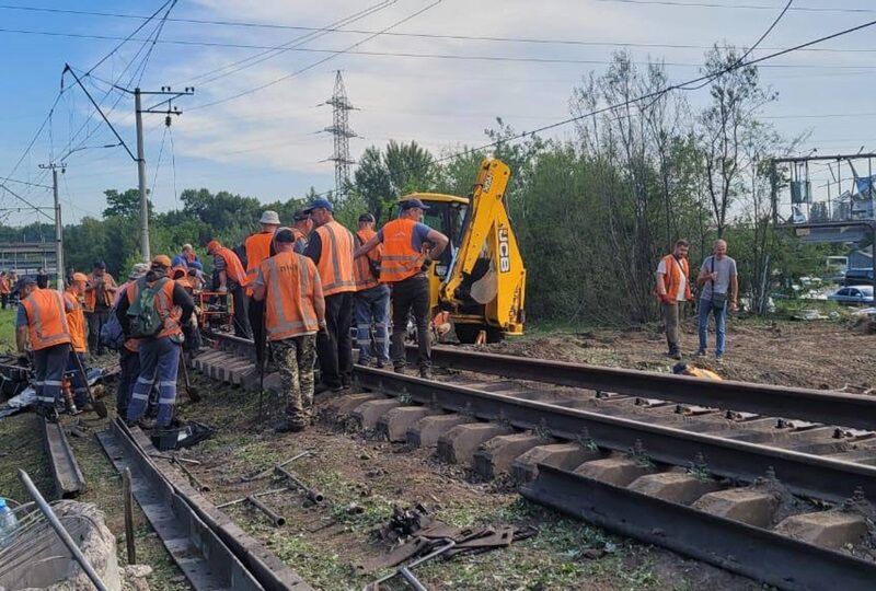 Метро та УЗ відновлюють колії після атаки, змінено маршрути