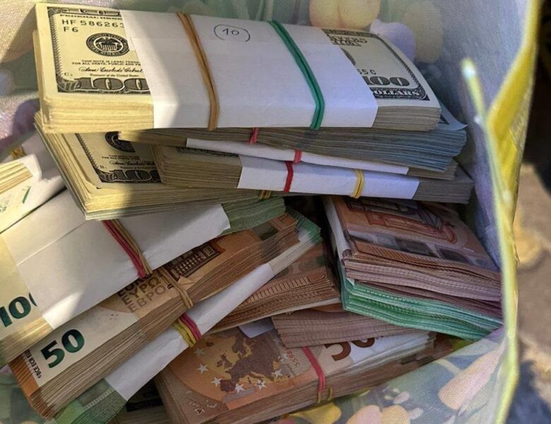 Митники відібрали на кордоні 220 тис. євро, сховані в багажнику авто