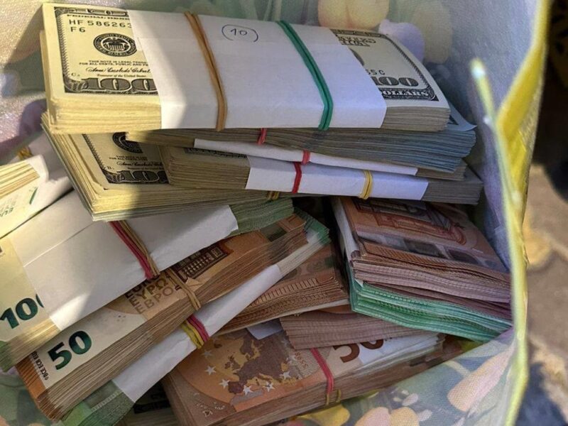 Митники відібрали на кордоні 220 тис. євро, сховані в багажнику авто