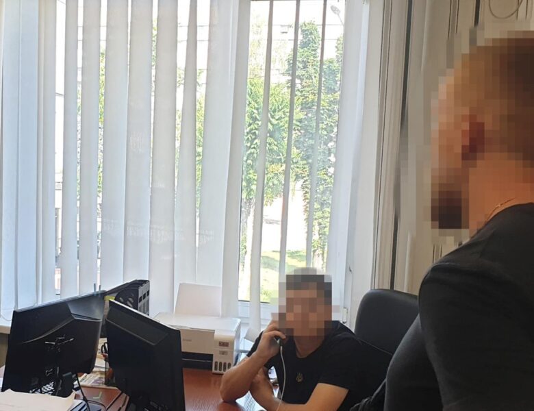 На Дніпропетровщині правоохоронець за гроші видаляв дані про ухилянтів