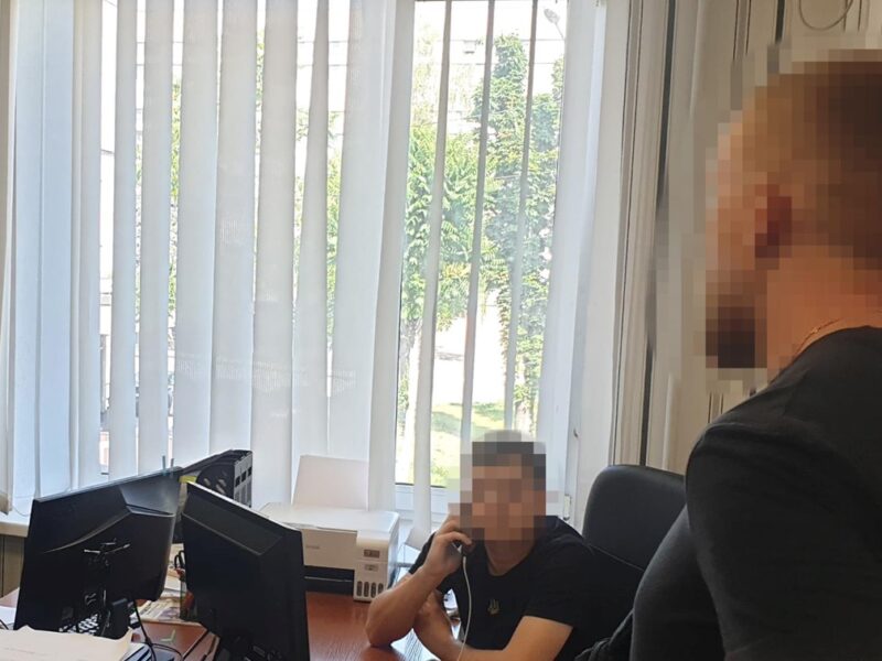 На Дніпропетровщині правоохоронець за гроші видаляв дані про ухилянтів