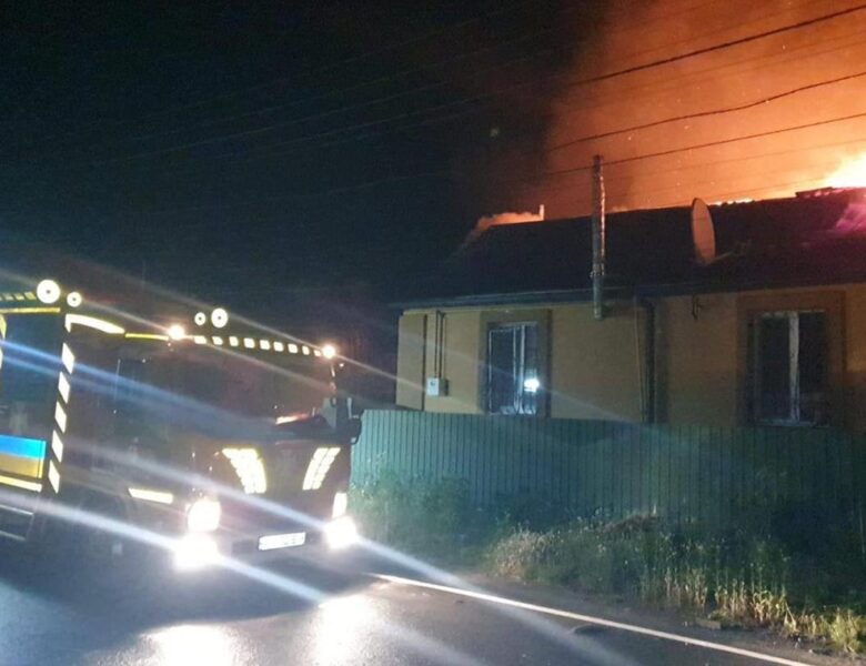 На Київщині через атаку дронів спалахнули пожежі, є руйнування