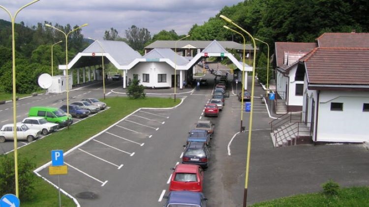 На кордоні зі Словаччиною обмежено рух в одному із пунктів пропуску