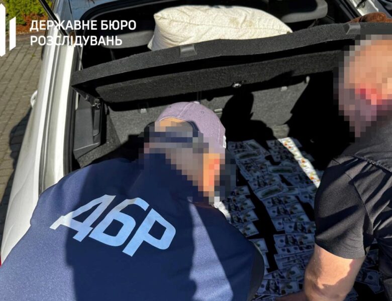 На Рівненщині посадовець вимагав побори з правоохоронців