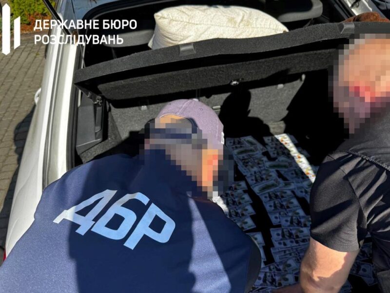 На Рівненщині посадовець вимагав побори з правоохоронців