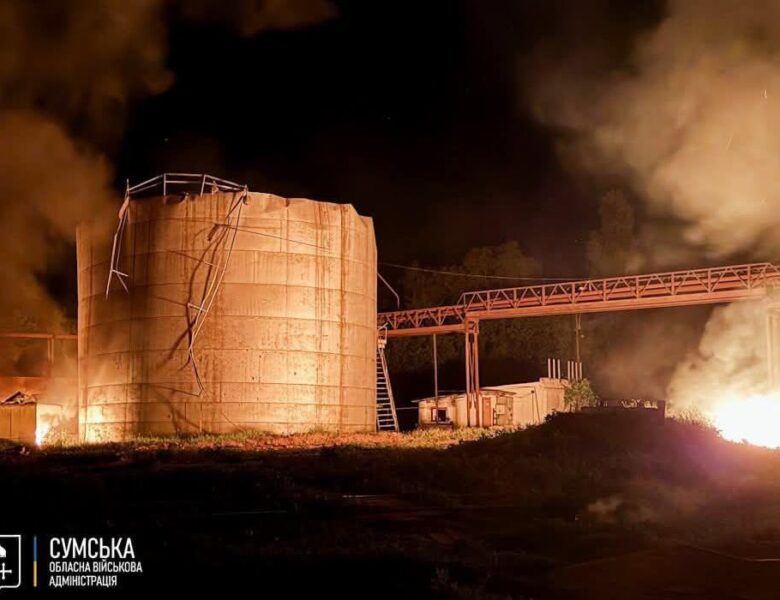 На Сумщині 12 російських дронів влучили у завод