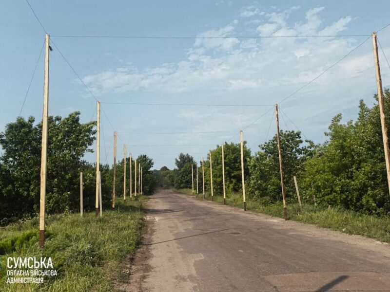 На Сумщині над дорогами натягують антидронові сітки