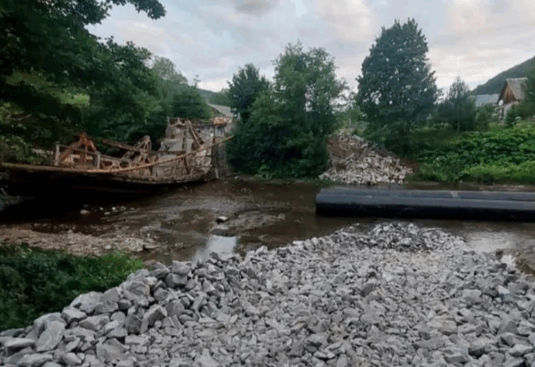 На Закарпатті обвалився міст через річку