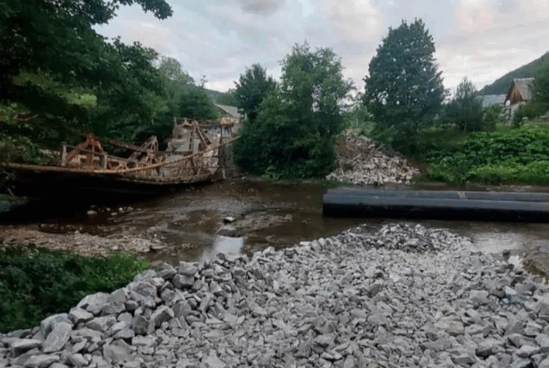 На Закарпатті обвалився міст через річку