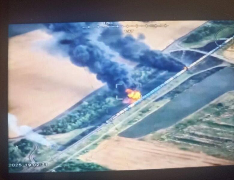 На Запоріжжі у окупантів палає ешелон з паливом