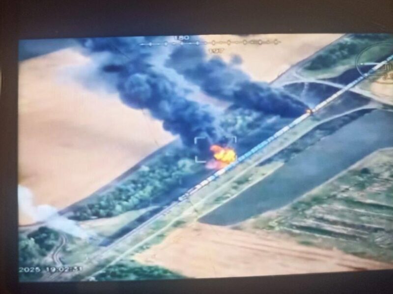 На Запоріжжі у окупантів палає ешелон з паливом