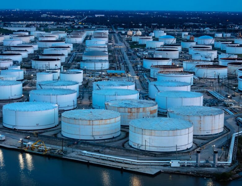 Нафтові резерви США впали до річного мінімуму