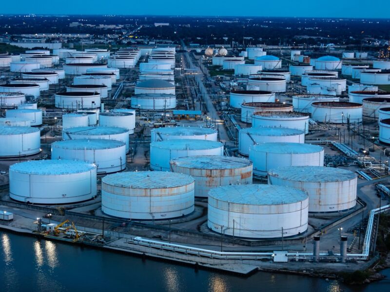 Нафтові резерви США впали до річного мінімуму