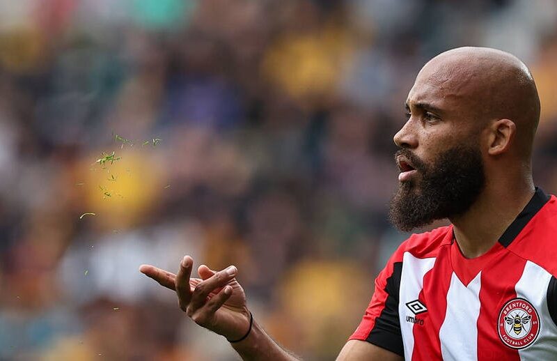 Нападник Брентфорда Мбемо підпише угоду з Манчестер Юнайтед