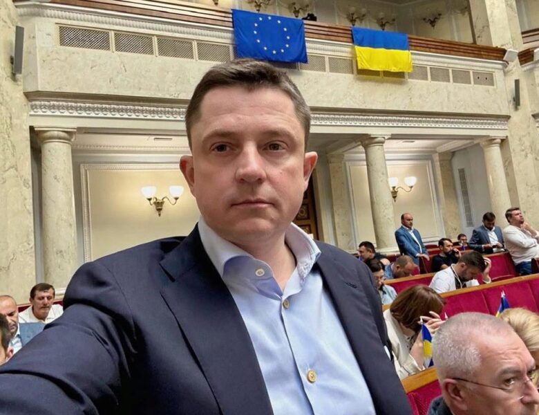 Народний депутат Довгий склав мандат