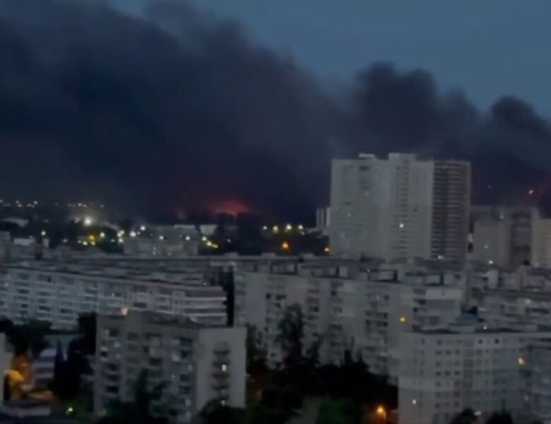 Небо у Києві затягло чорним димом