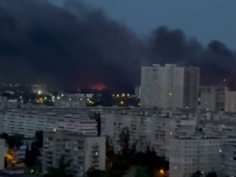 Небо у Києві затягло чорним димом