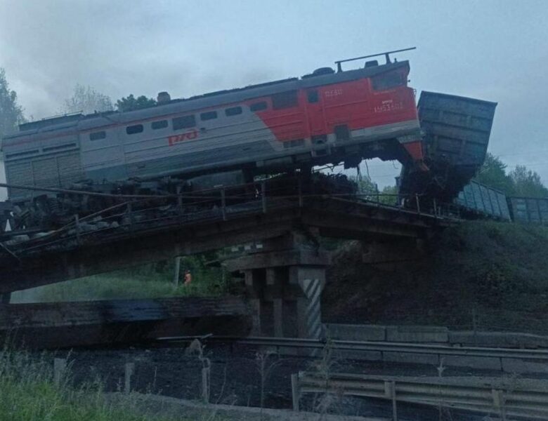 Обвал мостів у РФ: росіяни заявили про підриви