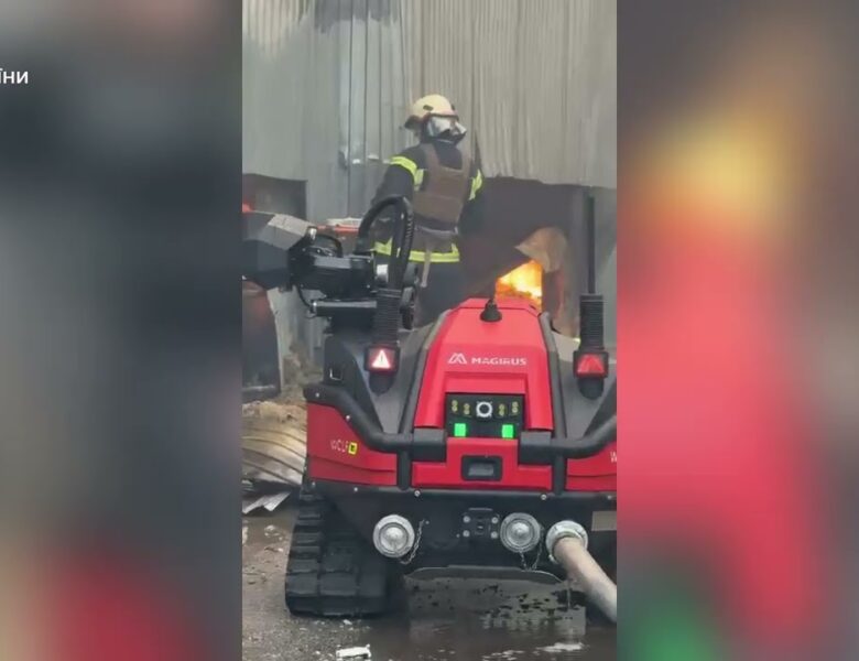 У Києві на ліквідації наслідків нічних ударів залучена потужна спецтехніка ДСНС та ГУР