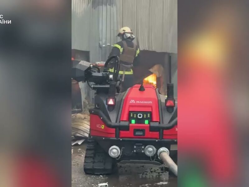 У Києві на ліквідації наслідків нічних ударів залучена потужна спецтехніка ДСНС та ГУР