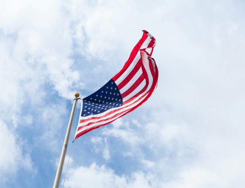 Пентагон привітав з Днем прапора США триколором РФ