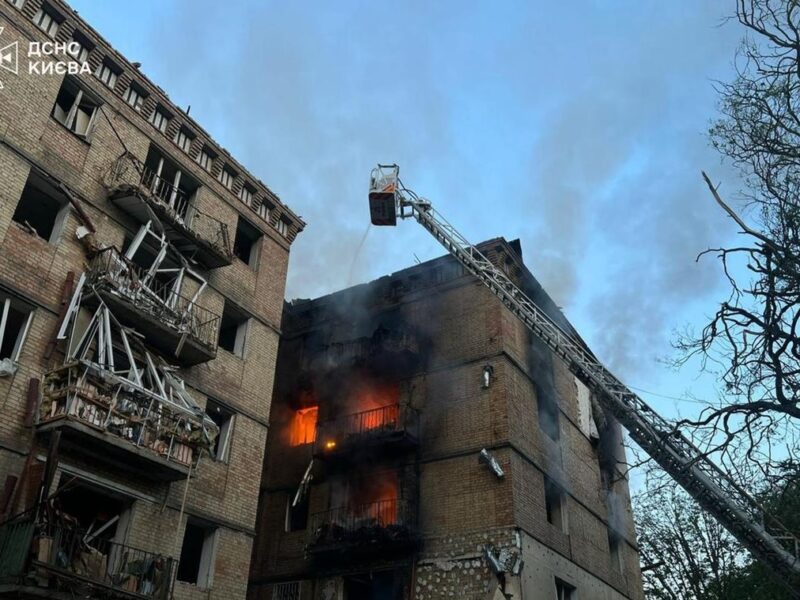 Під завалами будинку у Києві можуть залишатися до 14 людей – КМВА