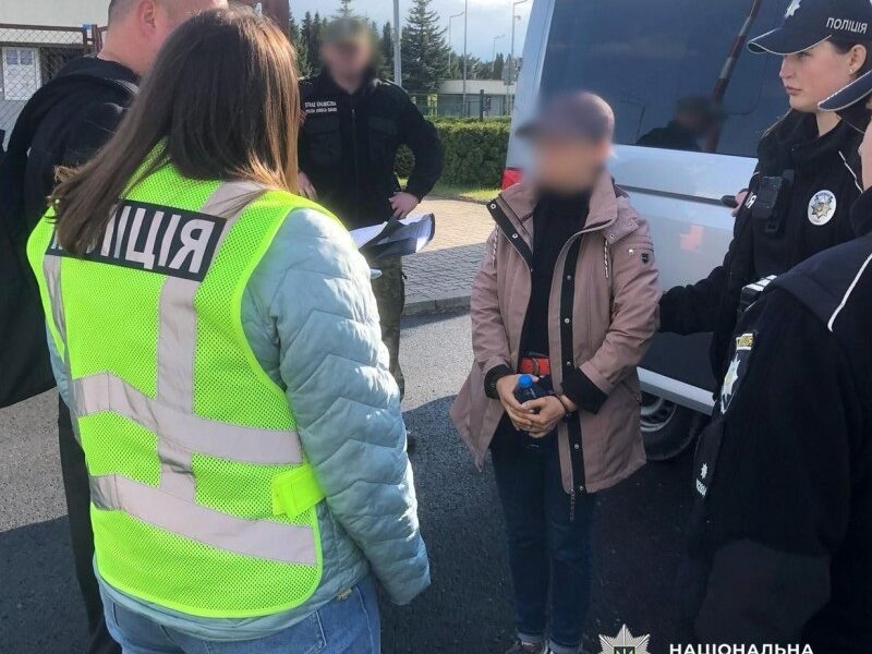 Підозрювану у незаконному переправленні мігрантів екстрадували з Німеччини