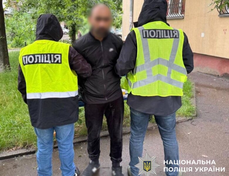 Погрожували гранатою: у Києві двоє іноземців тероризували перехожого