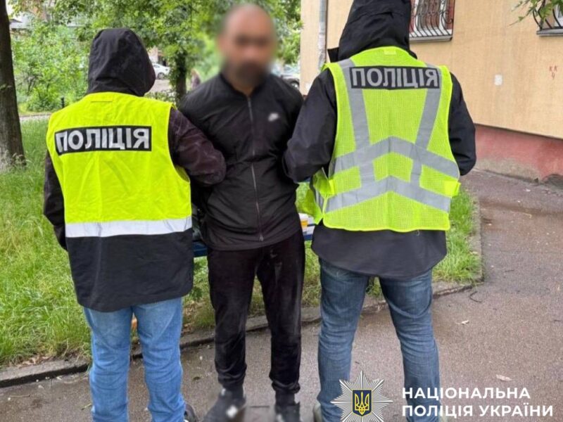 Погрожували гранатою: у Києві двоє іноземців тероризували перехожого
