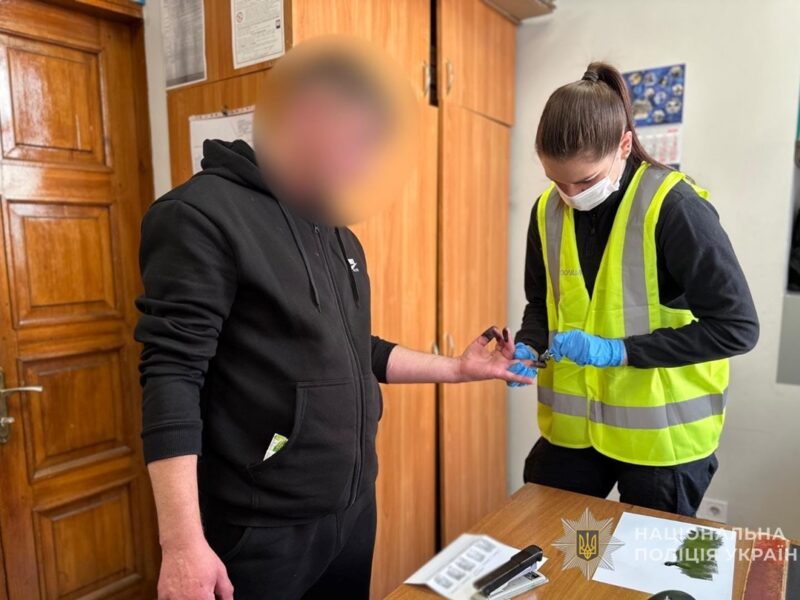 Поранив і пограбував військового: одесит отримав вісім років за напад