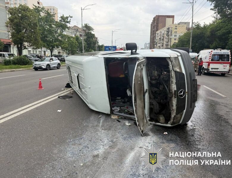 Посеред проспекту у Києві перекинувся мікроавтобус
