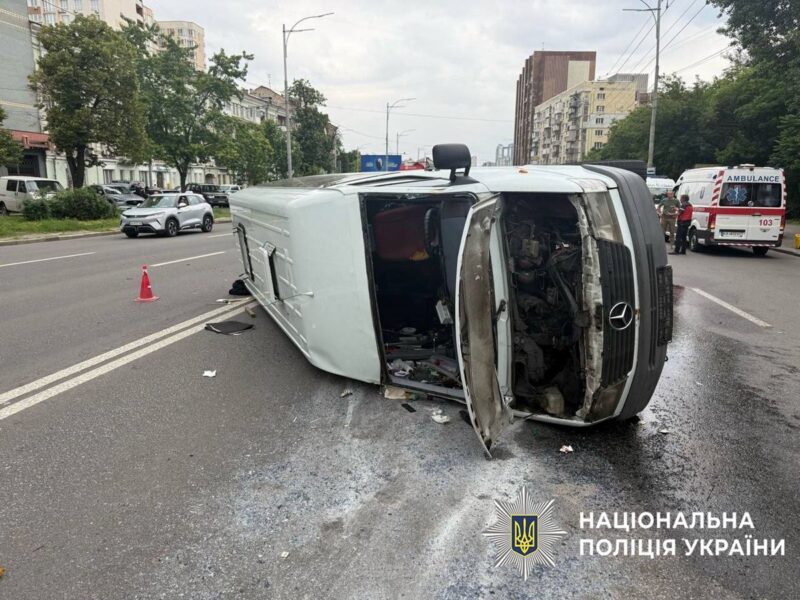 Посеред проспекту у Києві перекинувся мікроавтобус